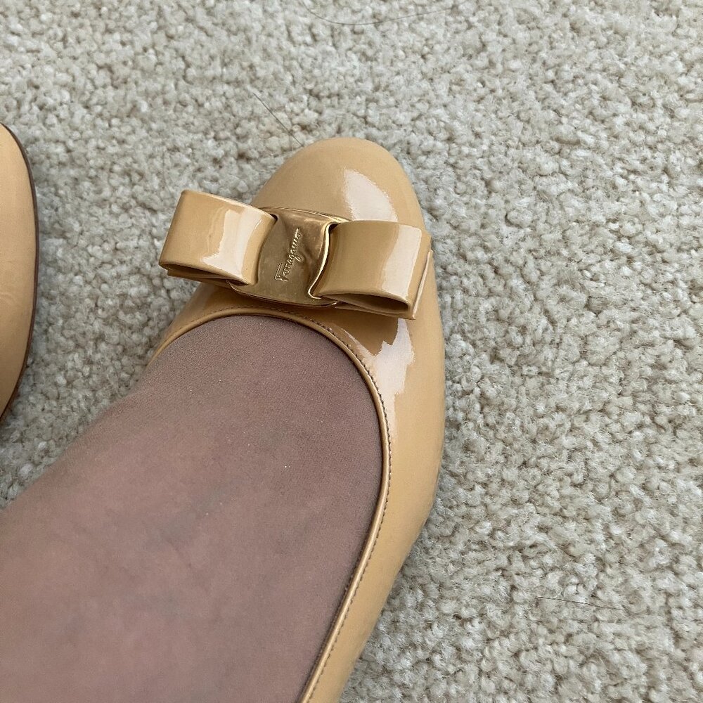 Salvatore Ferragamo Women Vara Pump  sz7.5B –Amaretti (Tan/Beige) Patent Leather - Picture 13 of 16